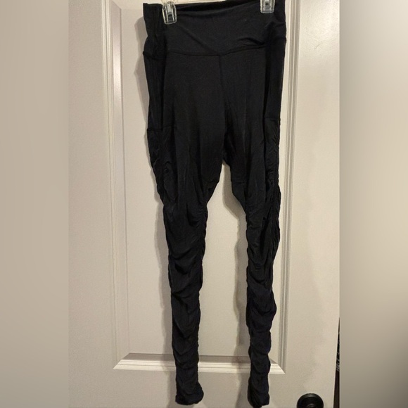 Lululemon Athletica Soft Ruched
Tight Leggings, size 8 - Picture 3 of 5